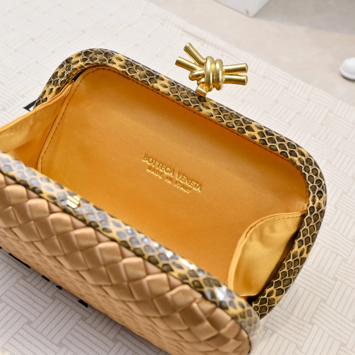Batch 1460 #BV Knot woven evening bag series ~ Each bag reveals exquisite elegance💫Iconic classic silk weaving➕snake skin trimming with knot buckle, soft and delicate feel. The design is small and exquisite, low-key without logo, elegant and elegant. Paired with evening dress or cheongsam, it has the atmosphere of a famous and wealthy lady. Full of aura and invincible texture💃 Model: 7622 Dimensions: 20x12x5.5